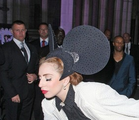 Lady Gaga, tocado de ratón  y pésimo estilo en Holanda