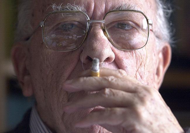 Santiago fumando Érase un hombre lúcido a un cigarrillo pegado