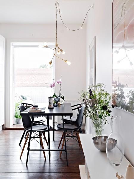 Super mini piso de 36m² suelo de madera oscuro sofá gris sitio de almacenaje cocina sillas eames patas madera negras silla diamante metal negro nichos de obra decoración muebles de diseño nórdicos muebles de diseño lámparas de diseño decoración interiorismo estudios y pisos pequeños inspiración nórdica falsa chimenea de aceite estilo sueco decoración estilo nórdico diseño nórdico diseño de interiores de estudios diseño de interiores decoración pisos pequeños decoración nórdica decoración estudio decoración en blanco decoración de interiores deco blogger cogines para sillas eames blog interiorismo nórdico blog interiorismo blog interiores blog estilo nórdico blog decoración nórdica blog deco accesorios para el hogar estilo nórdico