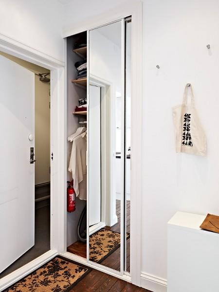 Super mini piso de 36m² suelo de madera oscuro sofá gris sitio de almacenaje cocina sillas eames patas madera negras silla diamante metal negro nichos de obra decoración muebles de diseño nórdicos muebles de diseño lámparas de diseño decoración interiorismo estudios y pisos pequeños inspiración nórdica falsa chimenea de aceite estilo sueco decoración estilo nórdico diseño nórdico diseño de interiores de estudios diseño de interiores decoración pisos pequeños decoración nórdica decoración estudio decoración en blanco decoración de interiores deco blogger cogines para sillas eames blog interiorismo nórdico blog interiorismo blog interiores blog estilo nórdico blog decoración nórdica blog deco accesorios para el hogar estilo nórdico