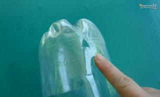 Divertido dispensador de bolsas hecho con una botella de plástico