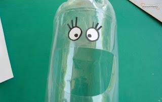 Divertido dispensador de bolsas hecho con una botella de plástico