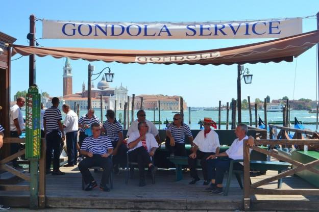 DSC_1076 Los famosos gondoleros, esperando clientes