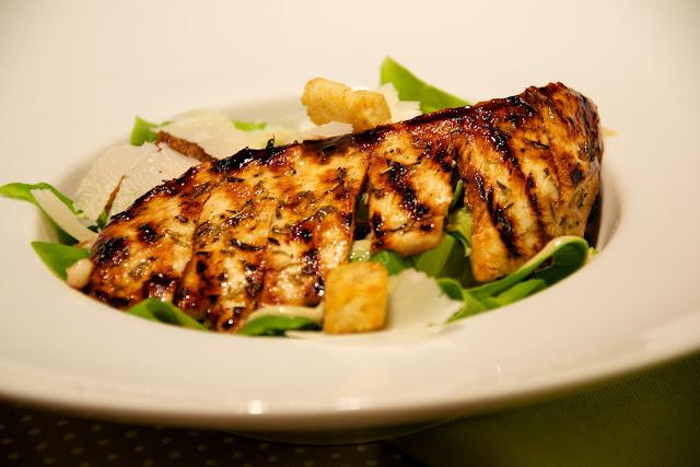 Ensalada césar con pollo caramelizado Ensalada césar con pollo caramelizado
