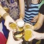 bebiendo Chicos bebiendo