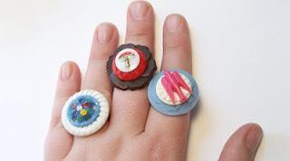 Reciclando botones podemos hacer unos anillos