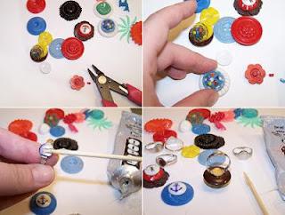 Reciclando botones podemos hacer unos anillos