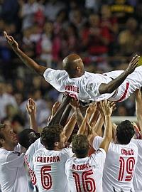 Kanoute se despide por todo lo alto en Sevilla