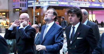 Rajoy, acompañado de su séquito, fumándose un puro ayer por las calles de la Gran Manzana Rajoy, acompañado de su séquito, fumándose un puro ayer en NY