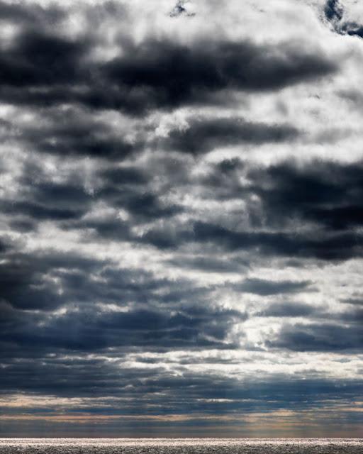 Y Hoy, De Que Color Es El Cielo? Y Hoy, De Que Color Es El Cielo?