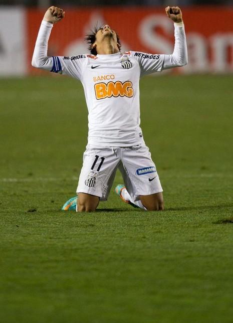 neymar brazos al cielo Neymar, ahora con la cinta en el brazo