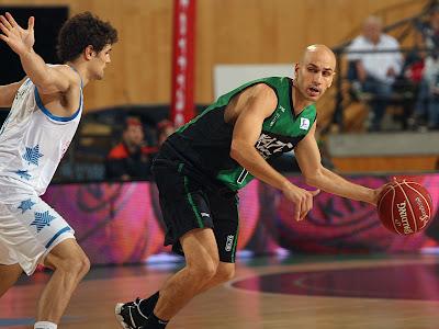 Oliver y Quezada abrillantan a la Penya en un suculento debut ante el Lagun Aro (89-73) Oliver y Quezada abrillantan a la Penya en un suculento debut ante el Lagun Aro (89-73)