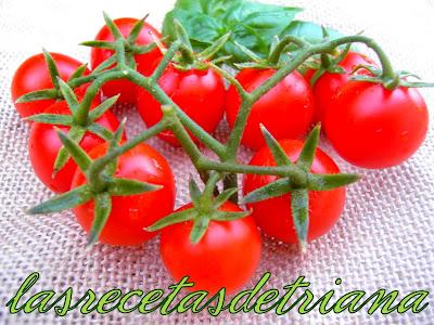 Ensalada caprese con tomates cherry y pesto de albahaca y nueces, cosecha propia.