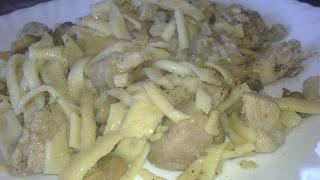 Carne en salsa de cebolla con pasta fresca Carne en salsa de cebolla con pasta fresca