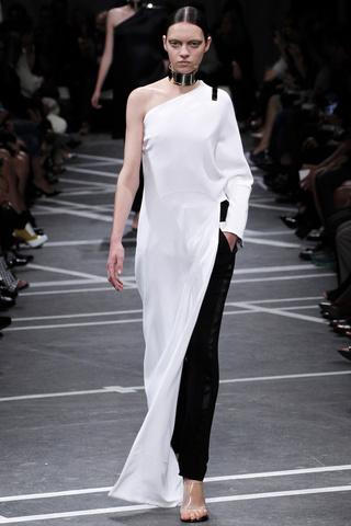 givenchy_pasarela_846237229_320x480 París en blanco y negro