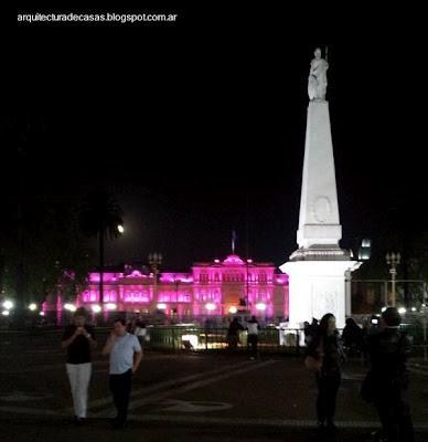 Luz artificial de monumento y fachadas Espacio público iluminado en la noche