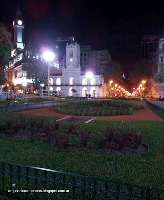 Downtown con iluminación artificial Plaza de Mayo en Buenos Aires
