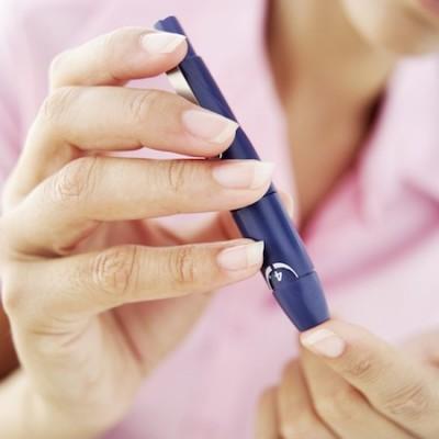 Woman Removing Blood from Her Finger for a Blood Test Tratamientos para el dolor en la diabetes tipo 2