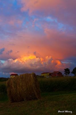 Nubes de colores después de ponerse el sol Nubes de colores después de ponerse el sol