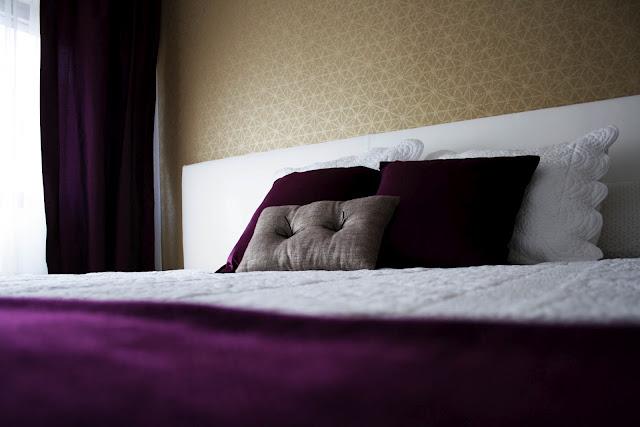 Dormitorio en oro y purpura. / Gold and purple
