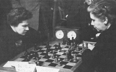 Gloria Velat (izquierda) – Sofía Ruiz (derecha) Partida del I Campeonato de España Femenino de Ajedrez, Gloria Velat vs. Sofía Ruiz