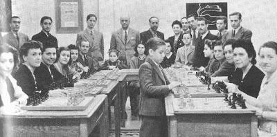 Pomar en unas simultáneas en el local de Mundo Deportivo Pomar en unas simultáneas en el local de Mundo Deportivo en 1943
