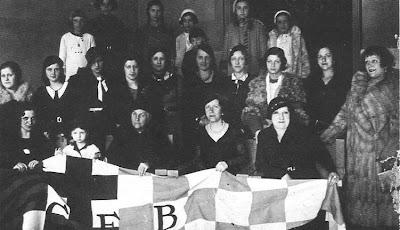 Componentes de la Sección Femenina del Club Ajedrez Barcelona en el momento de realizar la ofrenda de la bandera a su club Componentes de la Sección Femenina del Club Ajedrez Barcelona en 1933