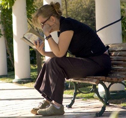 Guía Cómo Empezar a Emprender http://www.forouniversitario.net/wp-content/uploads/2009/01/mujer-leyendo.jpg