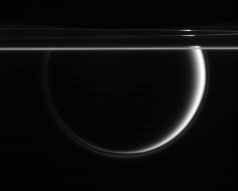 Nuevas imágenes del reciente sobrevuelo doble de Cassini por Encélado y Titán Nuevas imágenes del reciente sobrevuelo doble de Cassini por Encélado y Titán