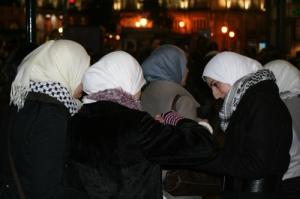Palestinas manifestándose contra la guerra de Gaza en Madrid / Moncho Satoló La mujer palestina, una lucha de liberación (febrero 2009)