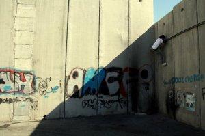 Escalando el muro de división para ir a trabajar a Israel (julio 2008) / Moncho Satoló La mujer palestina, una lucha de liberación (febrero 2009)