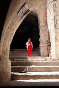 Niña en un rincón en la laberíntica ciudad vieja de Nablus, julio 2008 / Moncho Satoló La mujer palestina, una lucha de liberación (febrero 2009)