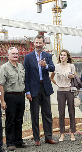 El look de Dña. Letizia en su visita al Canal de Panamá El look de Dña. Letizia en su visita al Canal de Panamá