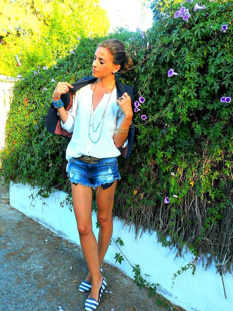 camisa blanca con short cortados y slippers camisa blanca con short cortados y slippers