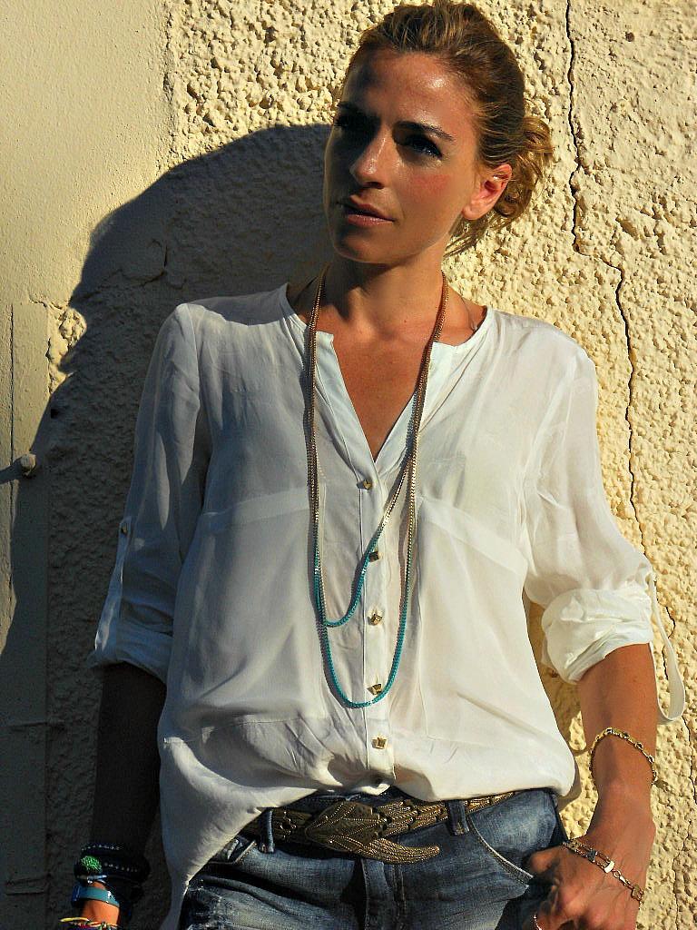 camisa blanca con short cortados y slippers camisa blanca con short cortados y slippers