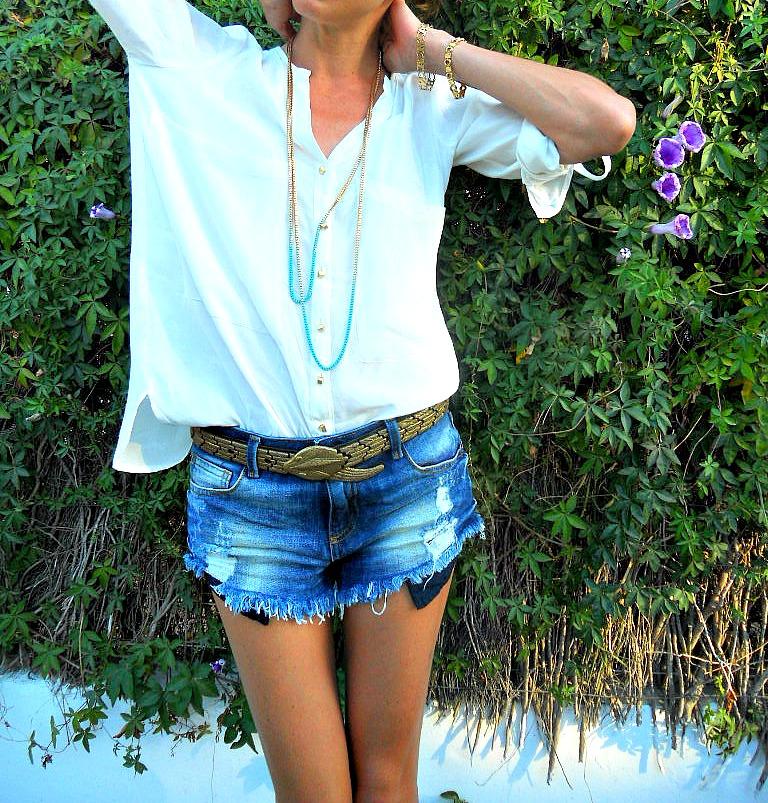 camisa blanca con short cortados y slippers camisa blanca con short cortados y slippers