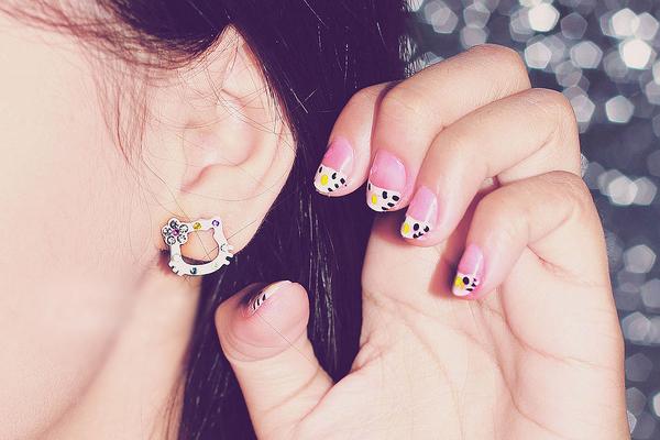 uñas de Hello Kitty en tonos rosas uñas de Hello Kitty