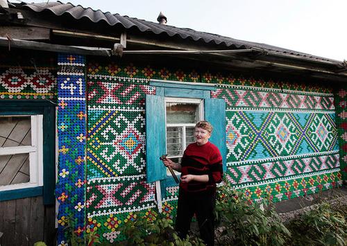 artesostenible:

La casa de los 30000 tapones.
(vía 30,000...