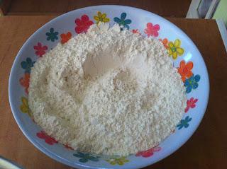 BIZCOCHO DE BUTTERMILK de COCO con MERENGUE SUIZO DE PIÑA BIZCOCHO DE BUTTERMILK de COCO con MERENGUE SUIZO DE PIÑA