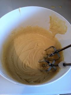 BIZCOCHO DE BUTTERMILK de COCO con MERENGUE SUIZO DE PIÑA BIZCOCHO DE BUTTERMILK de COCO con MERENGUE SUIZO DE PIÑA