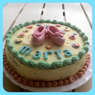 BIZCOCHO DE BUTTERMILK de COCO con MERENGUE SUIZO DE PIÑA BIZCOCHO DE BUTTERMILK de COCO con MERENGUE SUIZO DE PIÑA