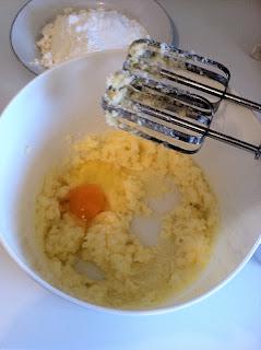 BIZCOCHO DE BUTTERMILK de COCO con MERENGUE SUIZO DE PIÑA BIZCOCHO DE BUTTERMILK de COCO con MERENGUE SUIZO DE PIÑA