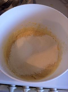 BIZCOCHO DE BUTTERMILK de COCO con MERENGUE SUIZO DE PIÑA BIZCOCHO DE BUTTERMILK de COCO con MERENGUE SUIZO DE PIÑA