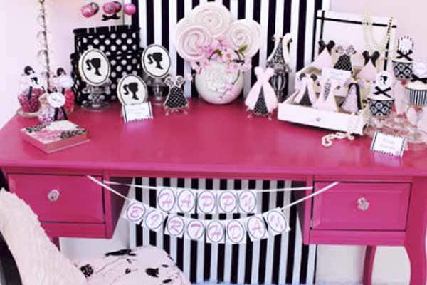 mesa decorada para fiesta rosa y negra