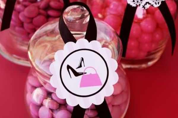 botes de cristal de chuches rosas para fiesta 