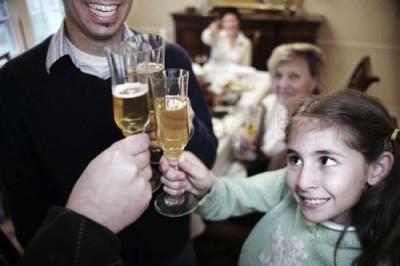 ¿Por qué muchos padres permiten que sus hijos prueben alcohol?