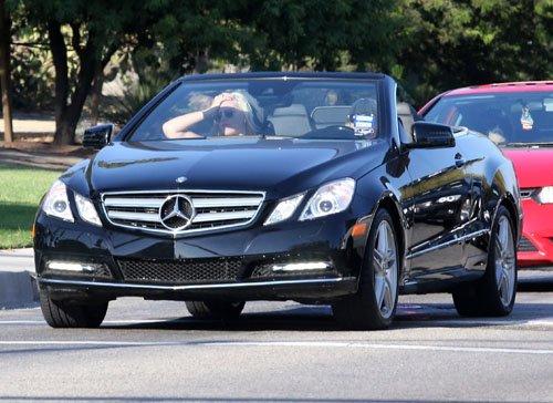 Demi Lovato conduce su nuevo auto en Bevery Hills