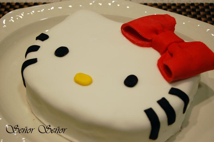 Tarta fondant de Hello Kitty. Sara cumple 1 añito :)