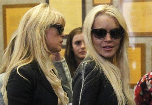 Lindsay Lohan y su madre se pelean en plena calle por droga y dinero