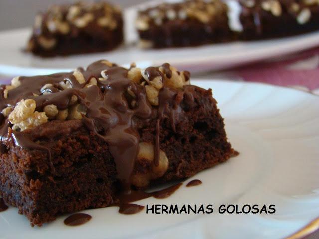 BIZCOCHO DE CHOCOLATE Y CAFÉ CON AVELLANAS CUBIERTO DE CREMA Y ARROZ INFLADO CON SALSA DE CHOCOLATE AL CAFÉ